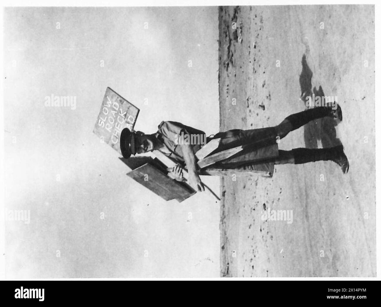 La police militaire dans le désert occidental déplace les panneaux d'affichage routiers à la craie à un nouveau poste dans le cadre de leurs fonctions. Banque D'Images
