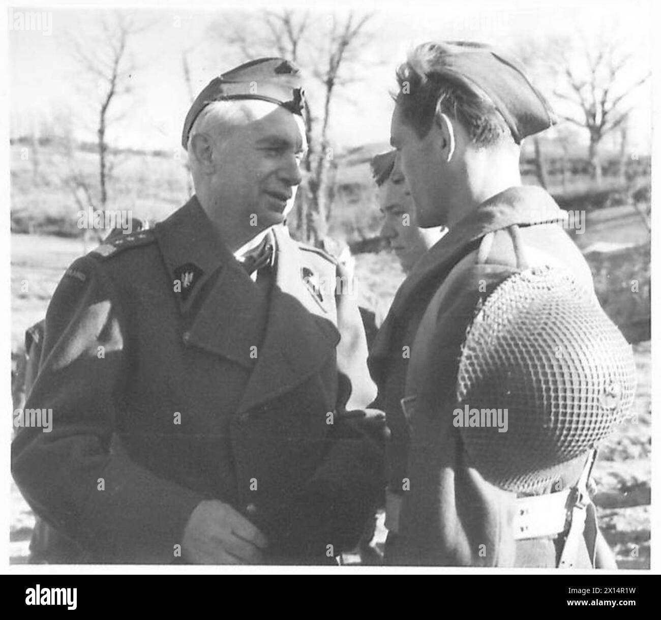 L'ARMÉE POLONAISE DANS LA CAMPAGNE D'ITALIE, 1943-1945 - le général Kazimierz Sosnkowski, le C-en-C des forces armées polonaises, discutant avec des artilleurs de la 3e Division de fusiliers des Carpates (2e corps polonais) lors de sa visite à diverses unités de la Division. Photographie prise près de Forli del Sannio, 28/29 mars 1944 Armée polonaise, Forces armées polonaises à l'Ouest, corps polonais, II, Forces armées polonaises à l'Ouest, Division des carabines, 3, 8e Armée, Sosnkowski, Kazimierz Banque D'Images