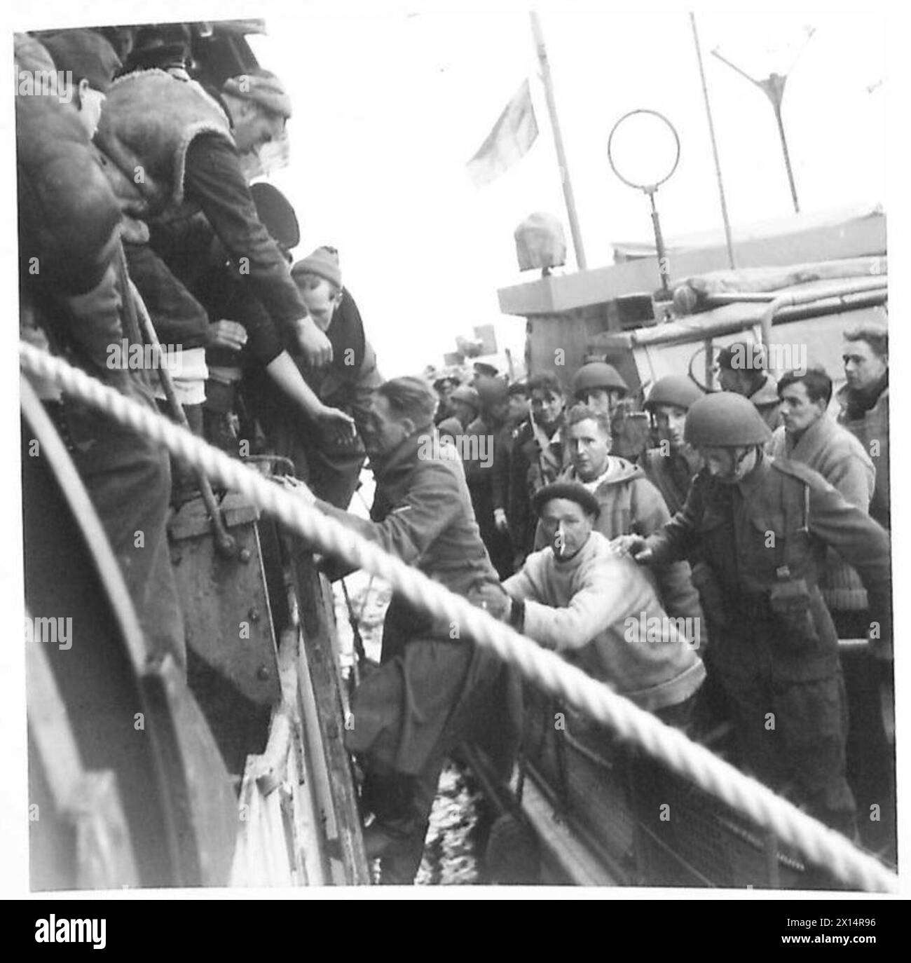 Les parachutistes britanniques attaquent un poste de localisation radio et les prisonniers allemands sont ramenés à leur arrivée dans le pays pendant les opérations de l'armée britannique. Banque D'Images