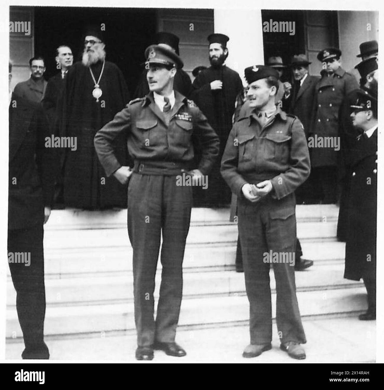 Le lieutenant-général Scobie et le major Green quittent le ministère des Affaires étrangères après la proclamation de Damaskinos comme régent en Grèce pendant la présence de l'armée britannique. Banque D'Images