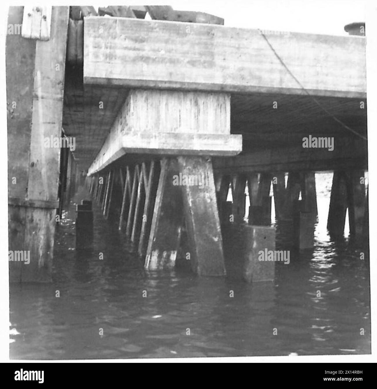 Vue de l'extrémité nord de la jetée Larne en construction, montrant la structure de la jetée et l'avancement des travaux de génie de l'armée britannique. Banque D'Images