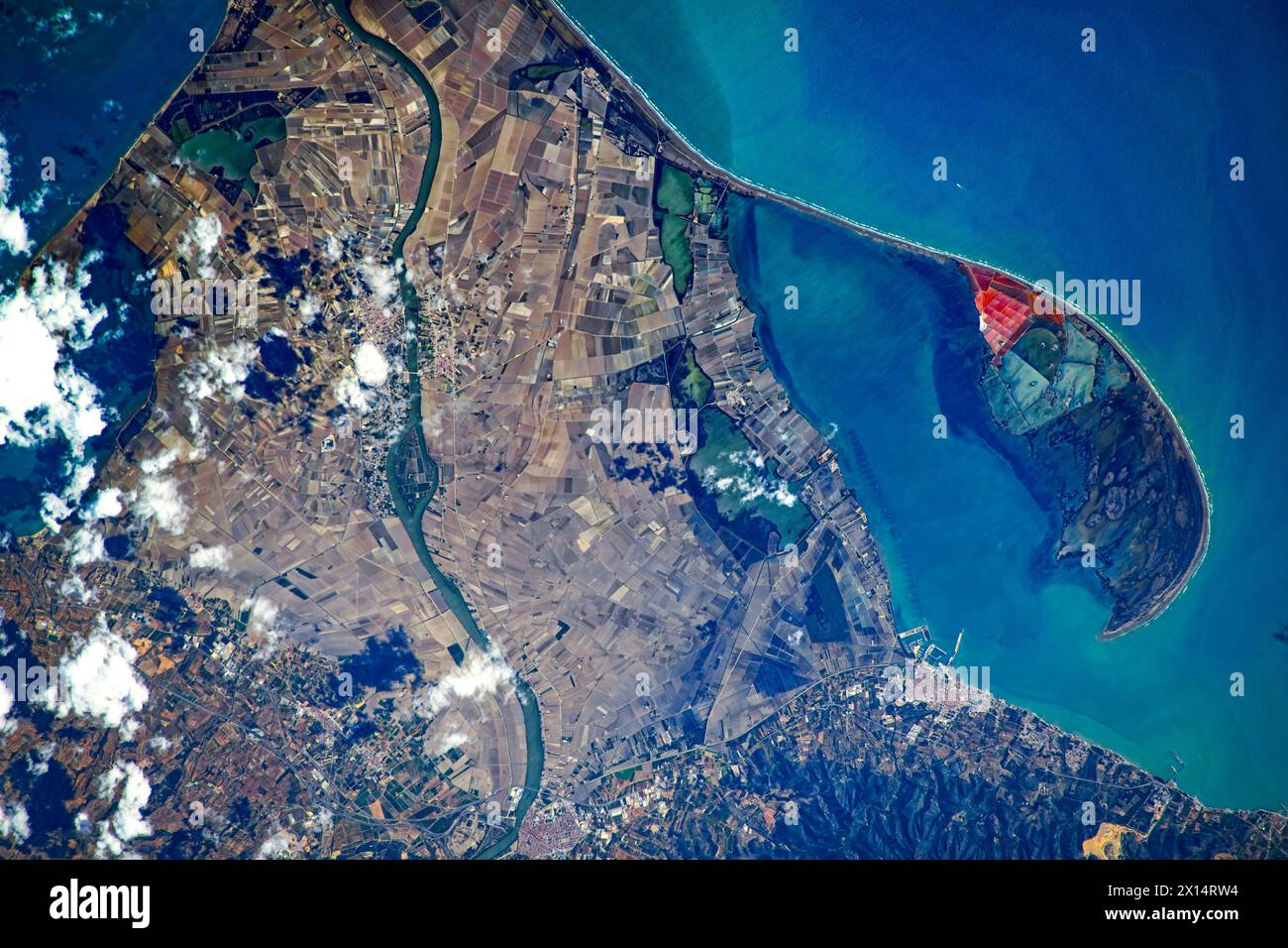 La côte nord de l'Espagne, près d'Andorre. Amélioration numérique d'une image par la NASA Banque D'Images