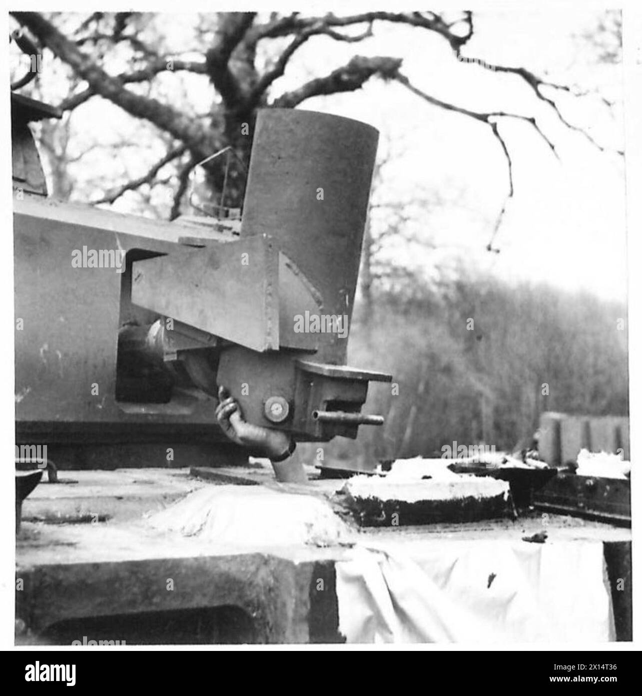 PRÉPARATIFS POUR LE DEUXIÈME FRONT - les chars Churchill pour la 79e Escadron R.ES. 3e Division sont équipés d'une arme secrète, le mortier Petard Spigot. Il est comme un grand PIAT et tire une bombe de 40 lb, un buster de fortification. Les photogs montrent diverses vues du canon et de la bombe, comment le canon est chargé de l'intérieur du cockpit et aussi la bombe en position British Army Banque D'Images