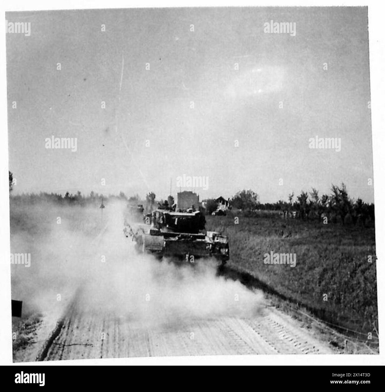HUITIÈME AVANCE DE L'ARMÉE - les chars avancent dans un nuage de poussière British Army Banque D'Images