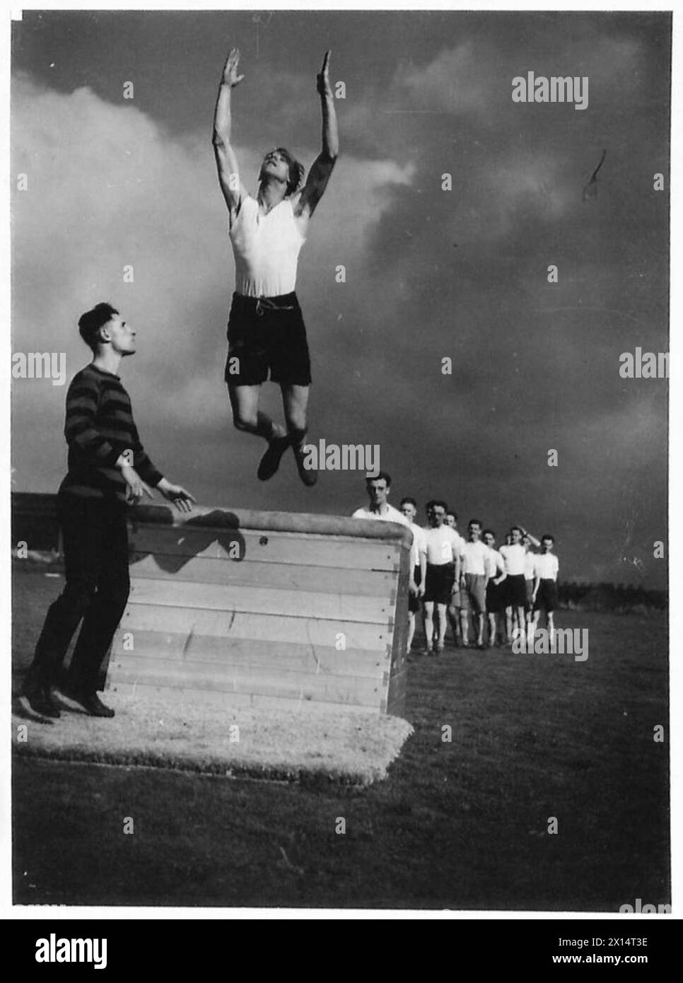 Des instructeurs formés guident les nouvelles recrues dans la condition physique et l'entraînement militaire de base dans l'armée britannique. Banque D'Images