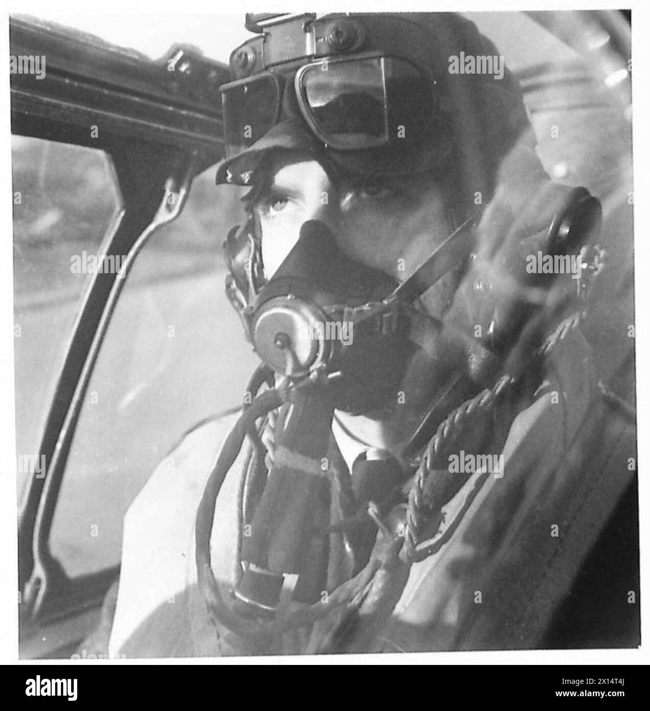 LES YEUX DE L'ESCADRON DE RECONNAISSANCE TACTIQUE DE L'ARMÉE - Une vue à travers le pare-vent d'un pilote aux commandes de son avion Mustang British Army Banque D'Images