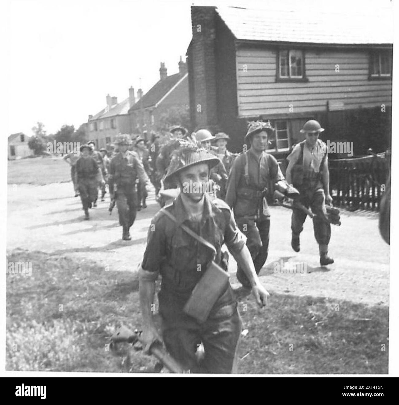 Les troupes de l'armée britannique retournent à la base après avoir capturé un village lors d'un exercice d'école de bataille. Banque D'Images