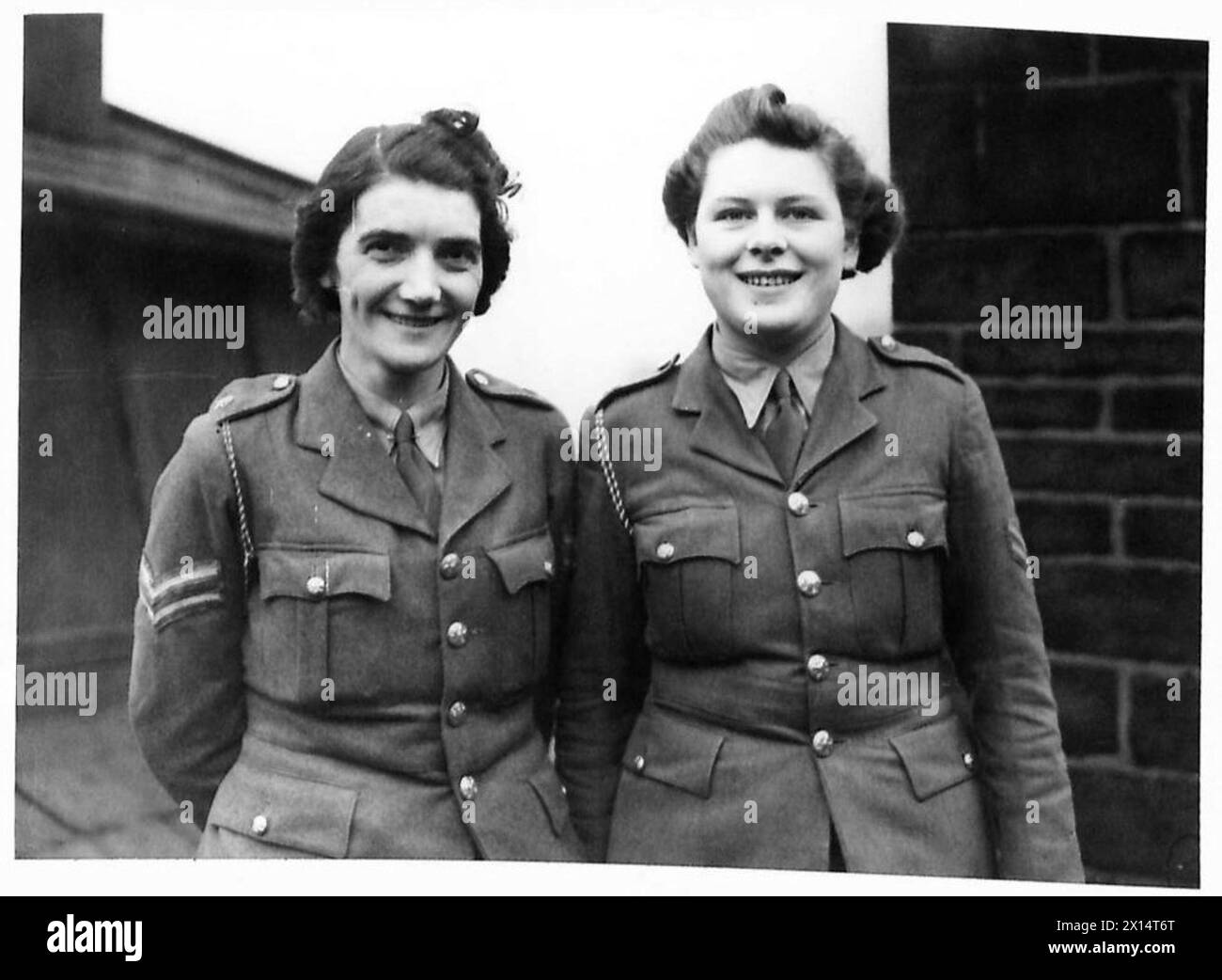 ATS Recruiting les caporaux E.C. Frank et O. Provost sont photographiés au Centre de recrutement de l'Armée de terre, rue Bridge, Bradford, sous le commandement nord de l'Armée britannique. Banque D'Images