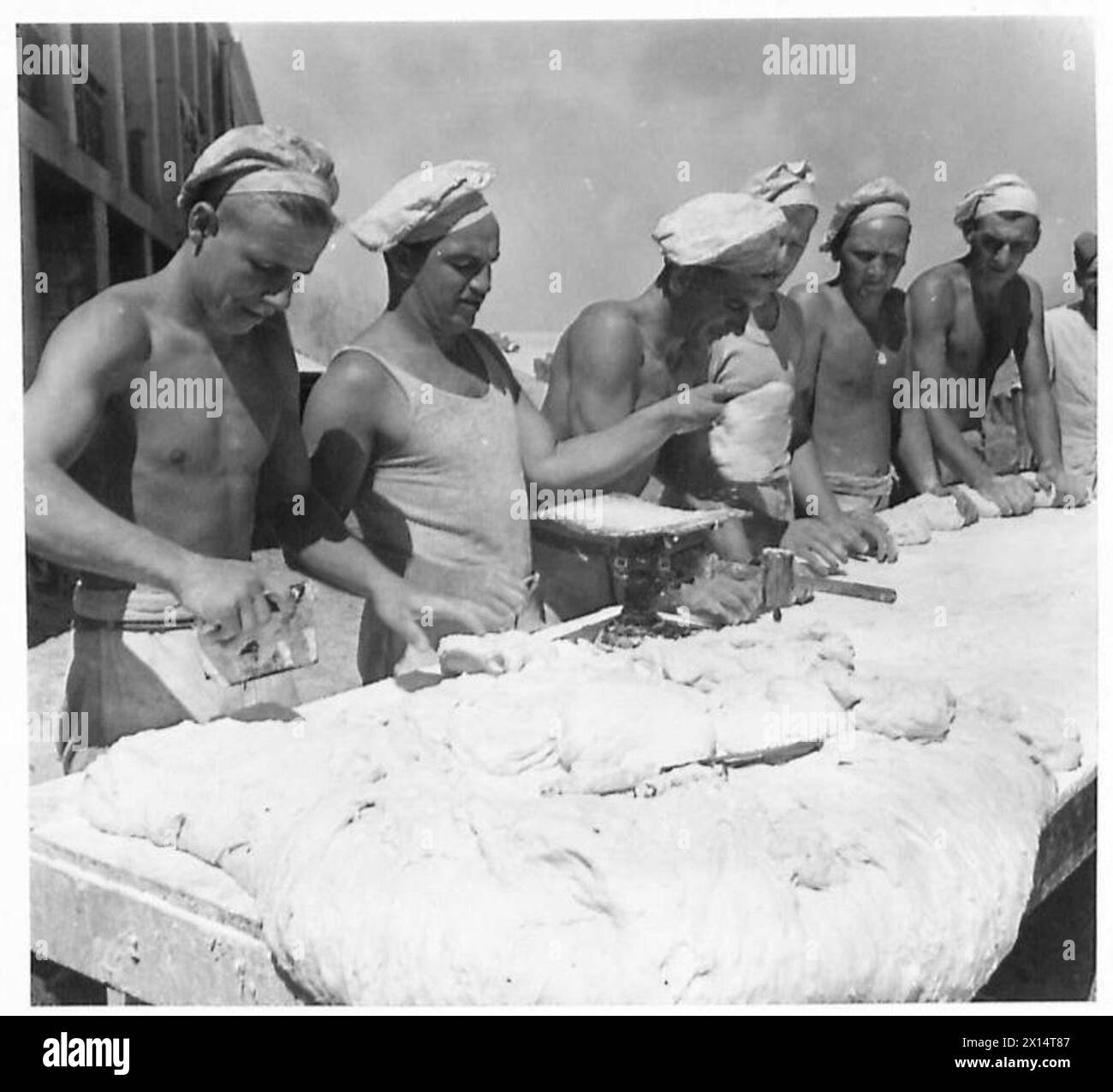 Le personnel pétrit la pâte dans une boulangerie opérant dans le désert occidental pendant les opérations de l'armée britannique. Banque D'Images