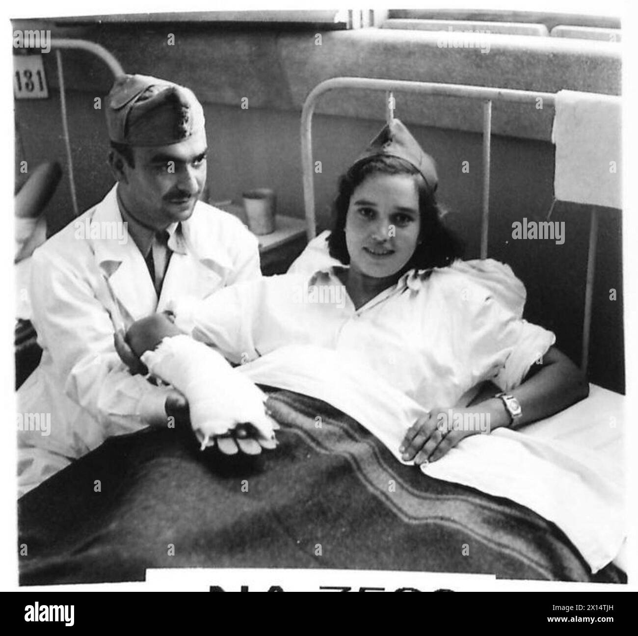 Trente et un patriotes yougoslaves blessés alors qu'ils s'engageaient dans des positions allemandes sont soignés dans un hôpital de la Croix-Rouge italienne près de Bari. Parmi eux, Keenlka Kovacic, 18 ans, blessé dans une attaque de fort, se remettant sous les soins médicaux italiens. Banque D'Images