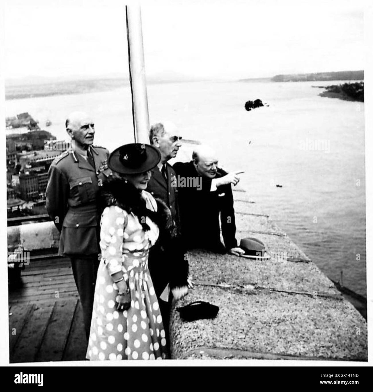 Anthony Eden et Brendan Bracken arrivent par Clipper tandis que la comtesse d'Athlone, l'amiral Leahy, le comte d'Athlone et Winston Churchill regardent le débarquement sur le fleuve Lawrence pendant les événements de l'armée britannique. Banque D'Images