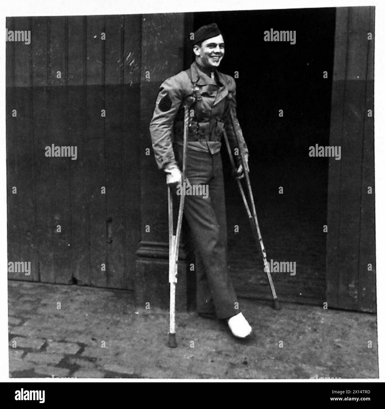 Le sergent Galen Quinn, un ancien enseignant de 20 ans avec une cheville cassée, arrive avec les troupes américaines de l'armée britannique. Banque D'Images