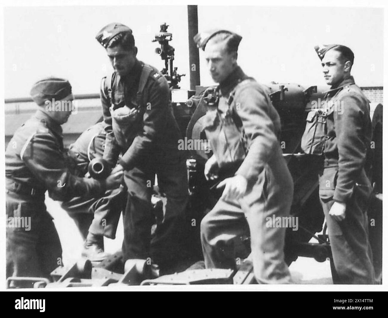 Les députés turcs et les rédacteurs en chef observent un exercice de tir et un chargement de canon par le 24e Régiment moyen et lourd à Blackdown, Aldershot Command. Banque D'Images