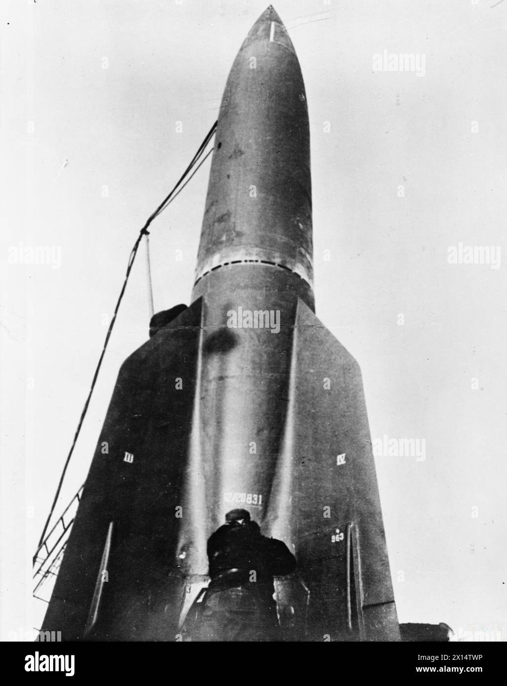 Une photographie allemande montre un gros plan d'une fusée V-2 lors de son lancement, illustrant la conception du missile et son utilisation en temps de guerre. Banque D'Images