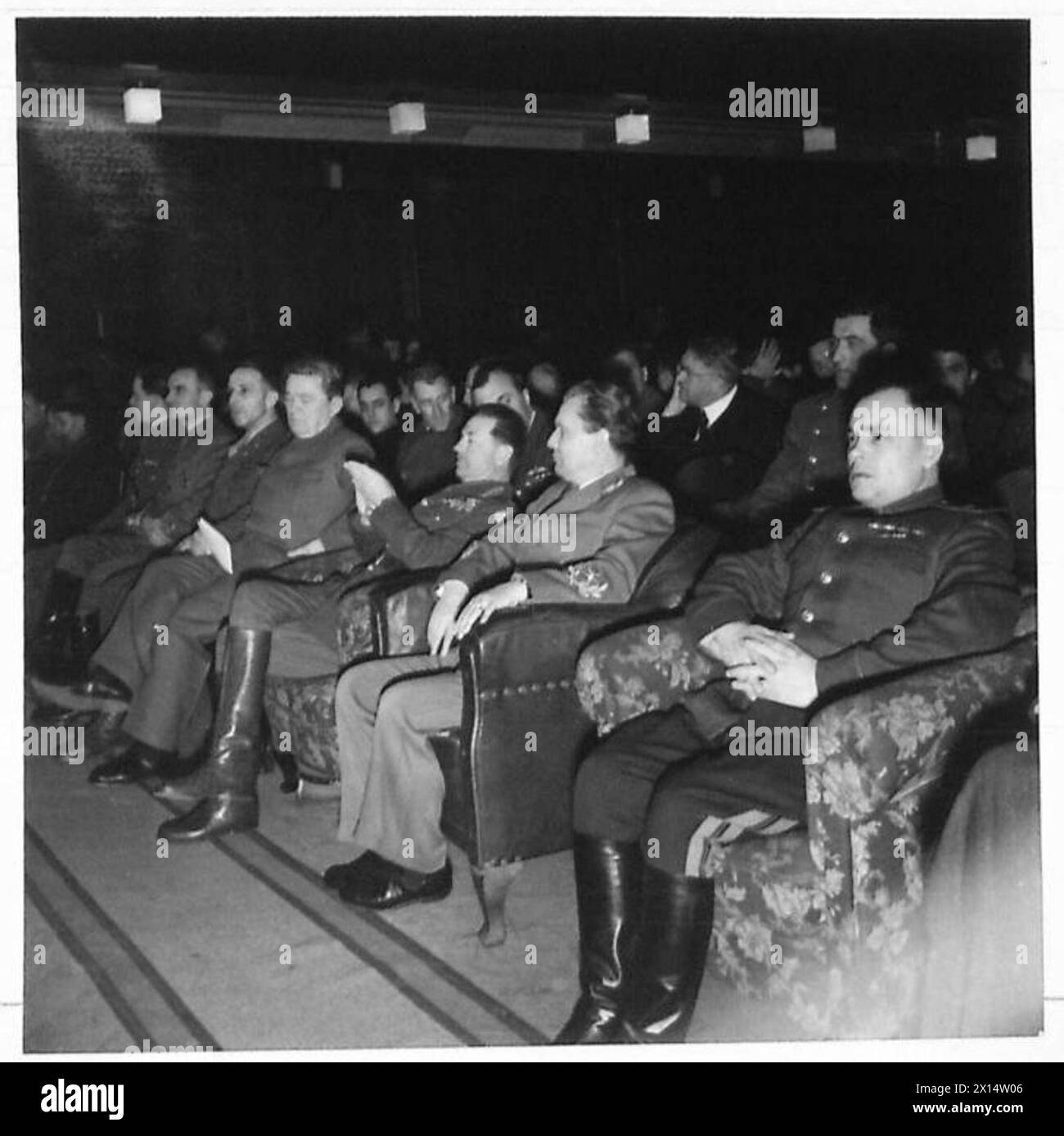 Le maréchal Alexander rencontre le maréchal Tito en Yougoslavie avec les généraux Meniitzer et Kiselev, et le Dr Rimka présents lors de la réunion. Banque D'Images