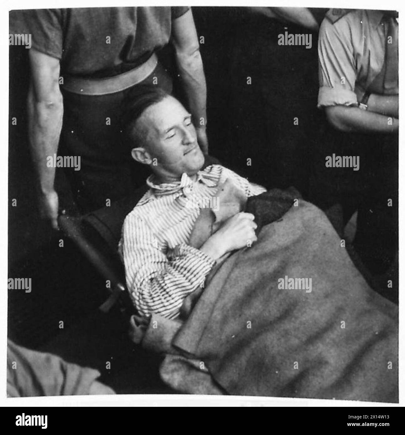 William Joyce est transporté sur une civière dans un hôpital de la 2e armée britannique après avoir reçu une balle dans la cuisse lors de son arrestation, avec l'implication du 21e groupe d'armées britannique. Banque D'Images