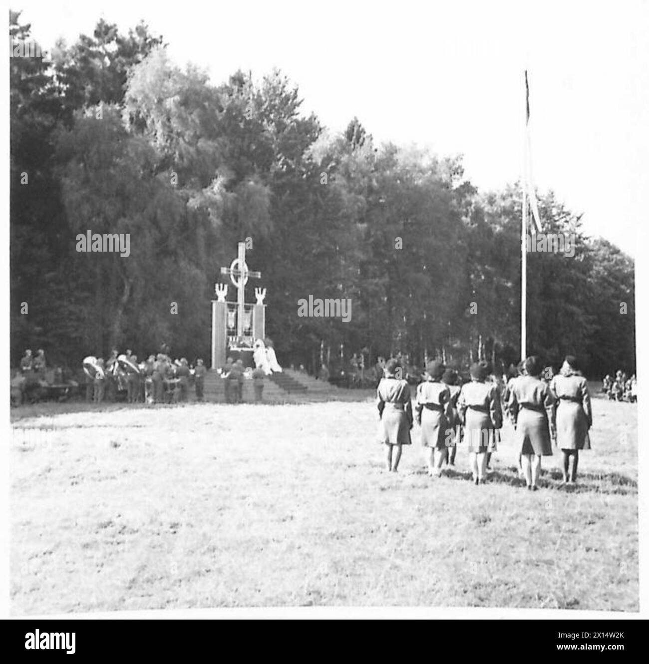 Les membres du Service auxiliaire féminin rattachés à la 1re division blindée polonaise assistent à une messe en plein air à Cappeln, basse-Saxe, pendant la campagne d'Europe du Nord-Ouest 1944-1945. Banque D'Images