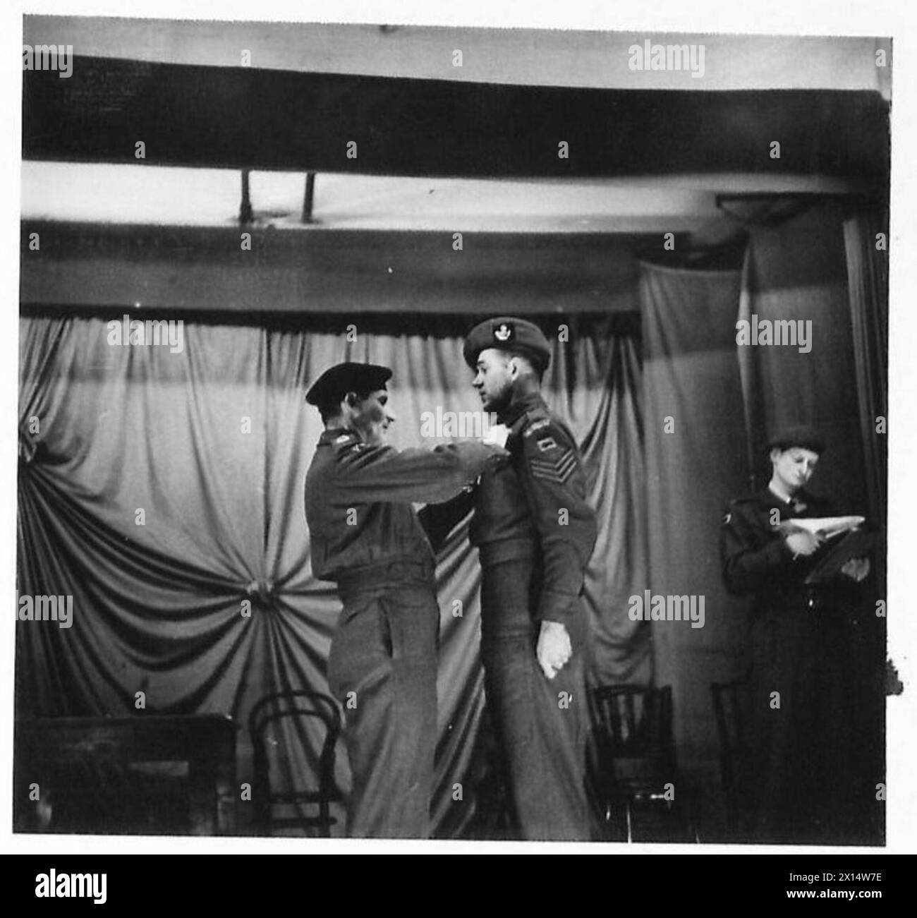 Le sergent J. Cahill du 4e bataillon du King's Shropshire Light Infantry reçoit la médaille militaire lors d'une investiture avec la 11e division blindée. Banque D'Images