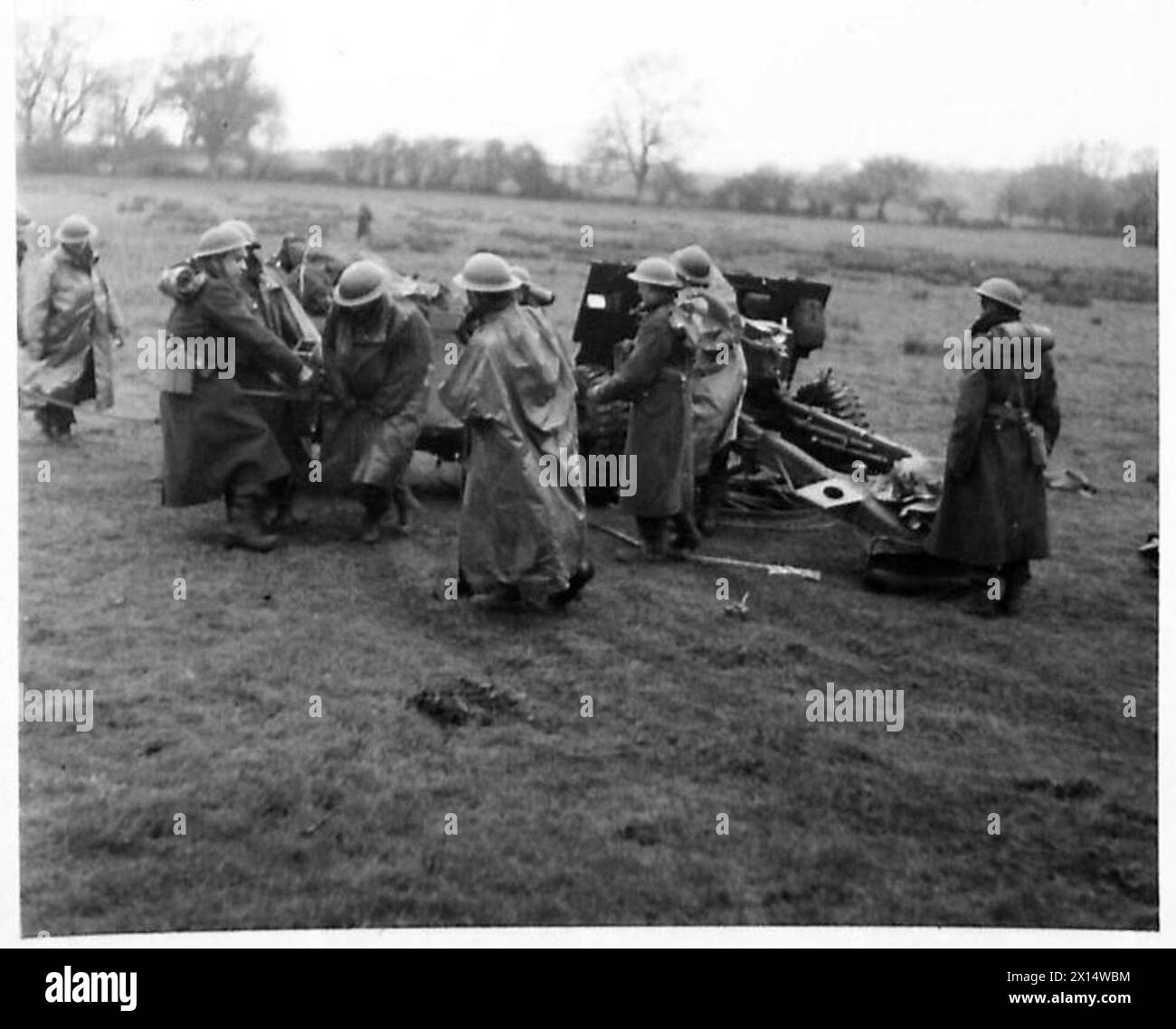 Des canons de campagne de 25 livres sont placés en position par le 76th Highland Field Regiment, 454th Battery à Bere Regis lors d'un exercice de combat simulé. Banque D'Images