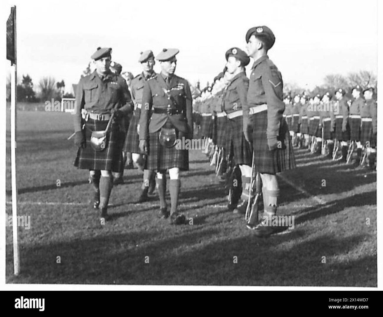 Sa Majesté le Roi, accompagné de la Reine et des Princesses, inspecte le 5e Bataillon, Queen's Own Cameron Highlanders à Clarence Park, St Albans, pendant les préparatifs de guerre. Banque D'Images