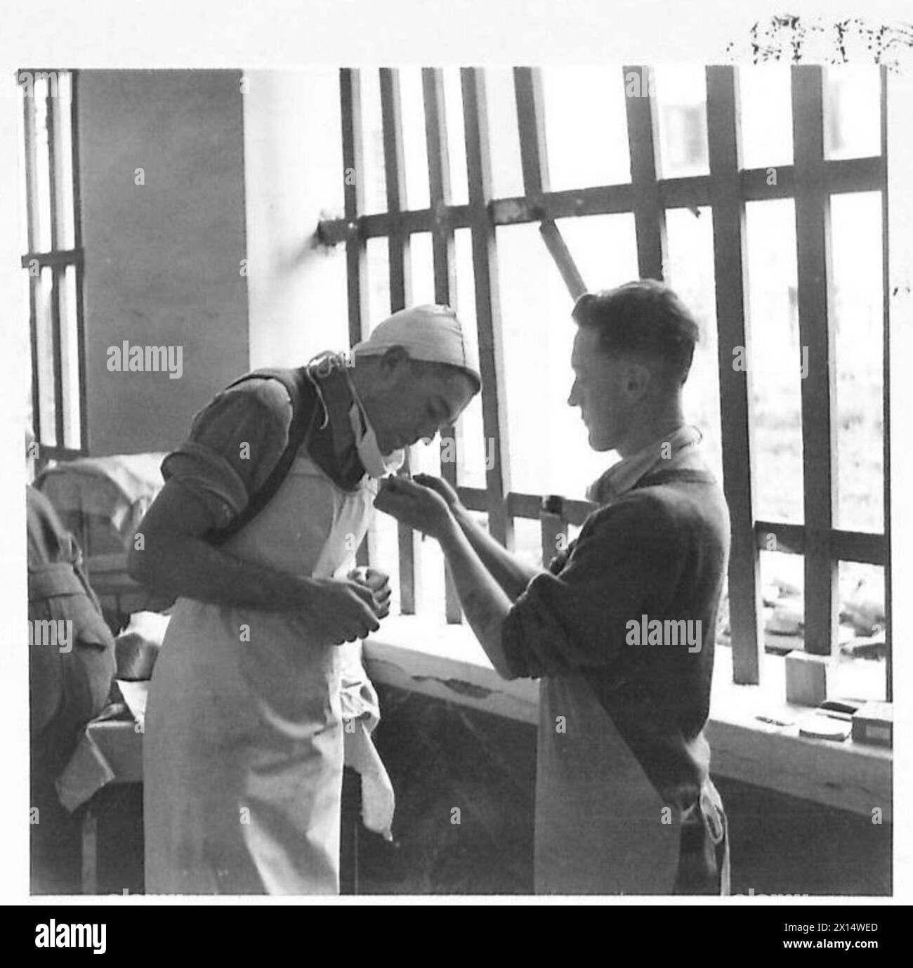 Le soldat Humphries allume une cigarette pour le major Swinney lors d'une opération mobile de la 8e armée en Italie. Banque D'Images