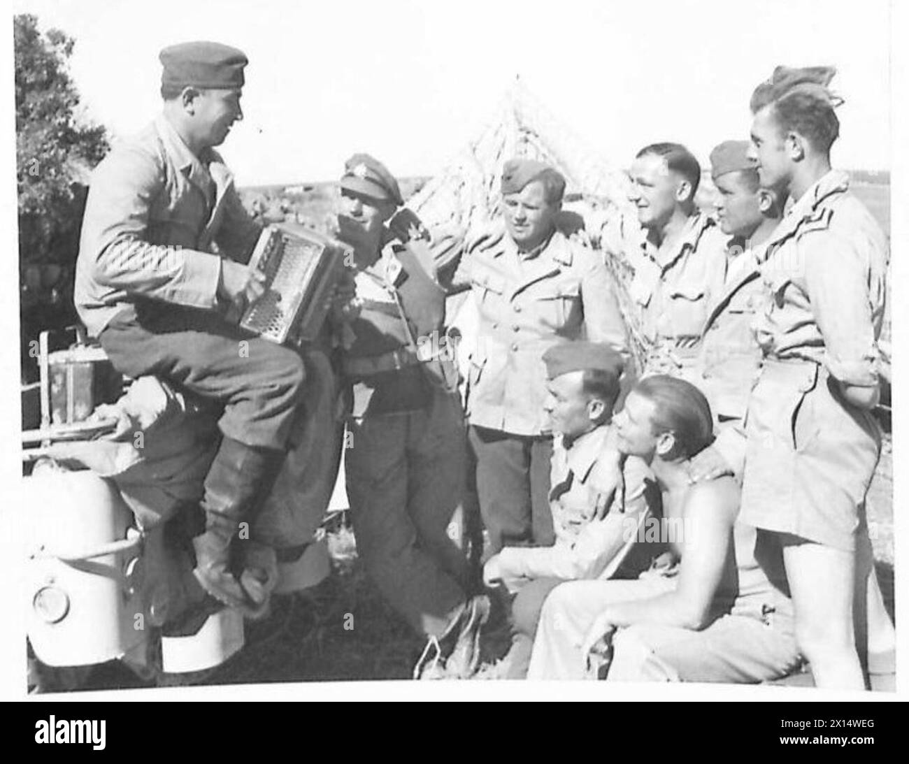 Des soldats russes récemment libérés de l'esclavage nazi participent à un concert impromptu. Banque D'Images