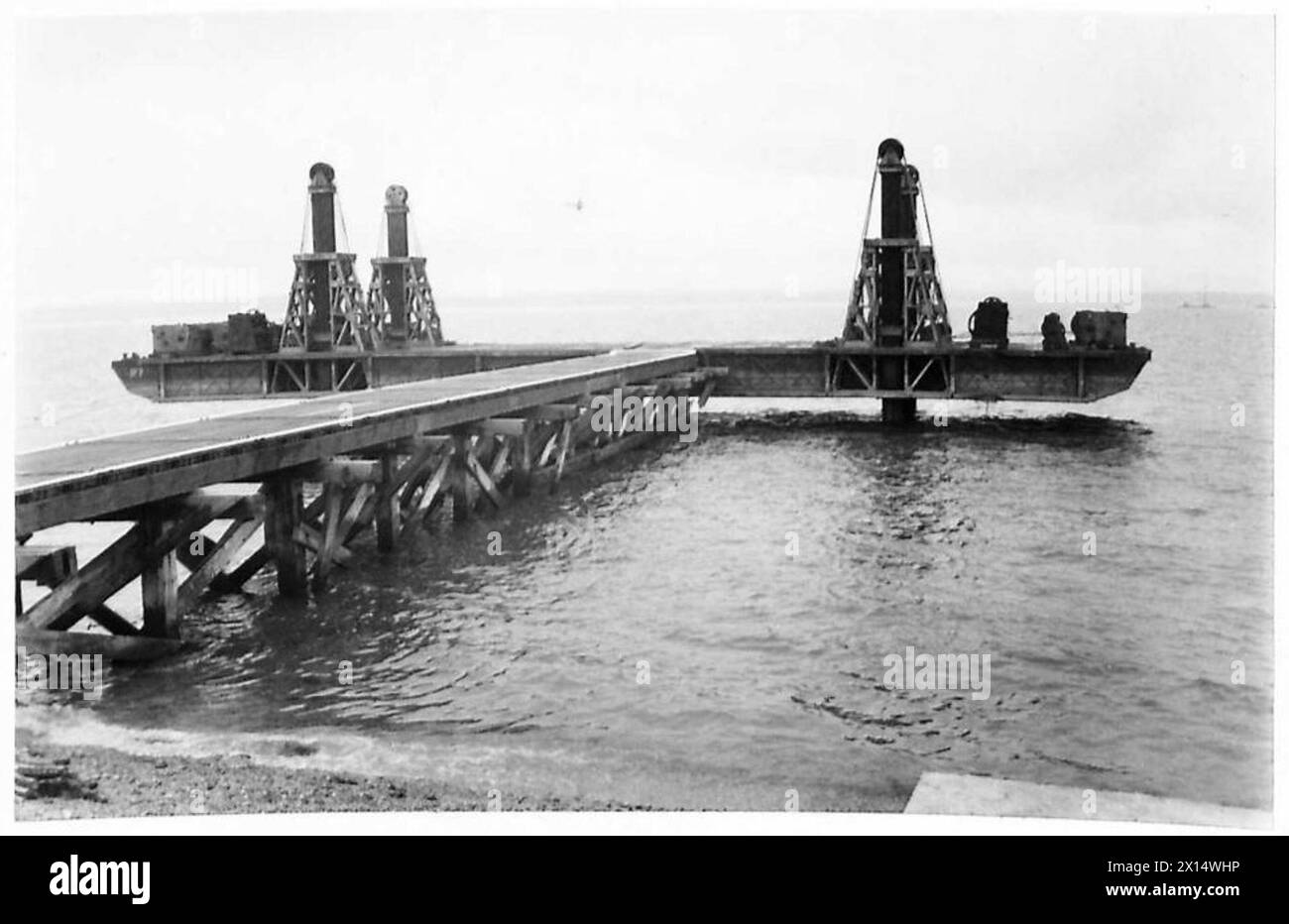 Série de photographies représentant un quai composite à Gosport, montrant le personnel de l'armée britannique et des éléments structurels lors d'une affectation spéciale pour T.N.5.[e] Banque D'Images