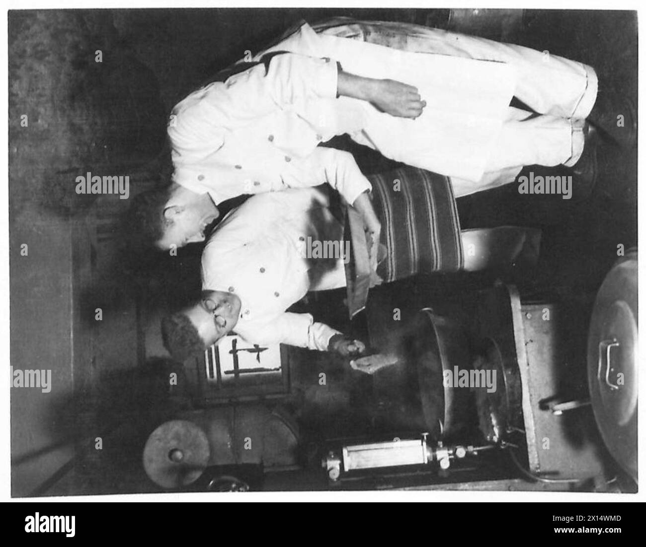 Des membres de l'armée britannique sont stationnés sur un front de mer et sont montrés en train d'accomplir des tâches dans la cuisine dans le cadre des routines opérationnelles quotidiennes. Banque D'Images Des membres de l'armée britannique sont stationnés sur un front de mer et sont montrés en train d'accomplir des tâches dans la cuisine dans le cadre des routines opérationnelles quotidiennes. Banque D'Images