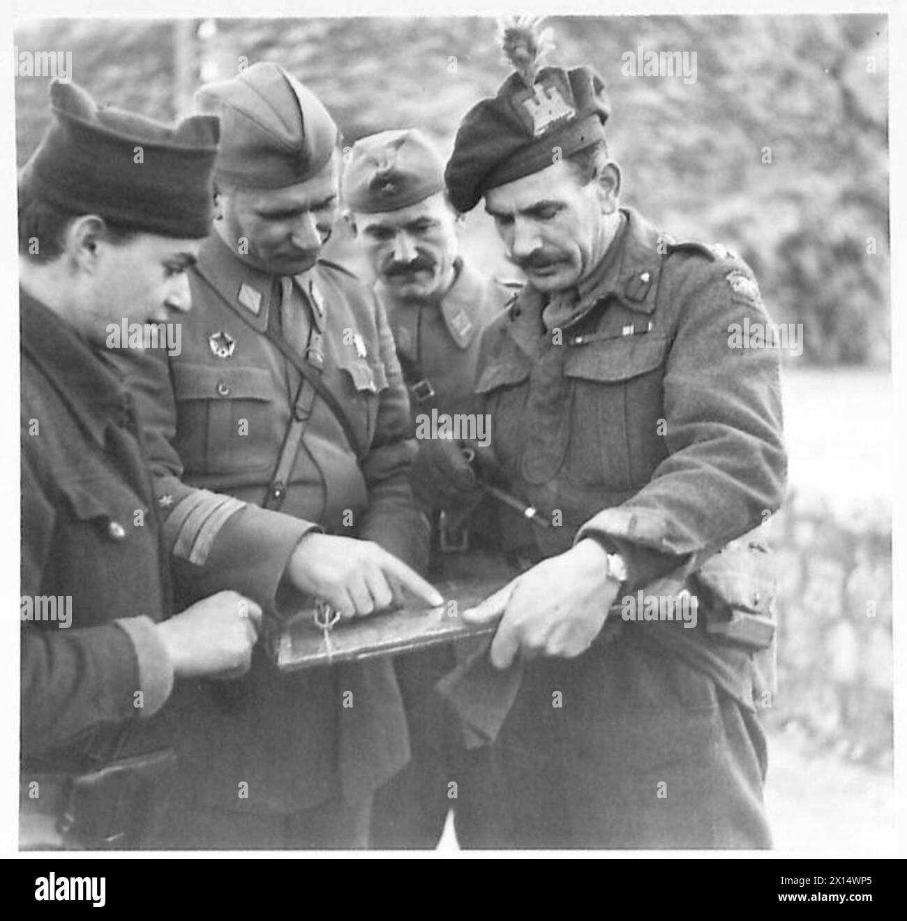 Le général Vukaonvic indique des positions routières sur une carte en Yougoslavie pendant les opérations de planification militaire. Banque D'Images