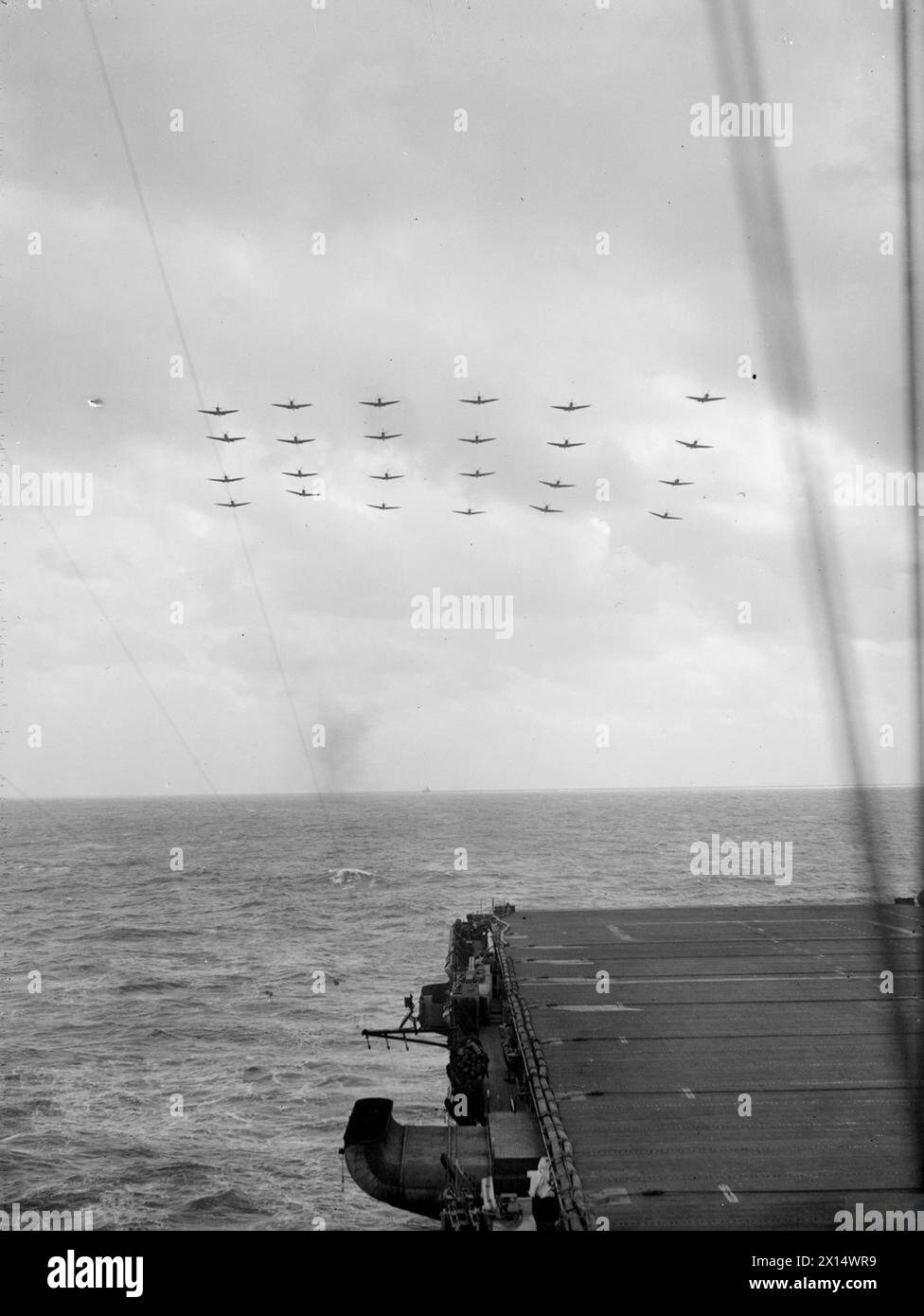 LE ROI FAROUK VISITE LE PORTE-AVIONS D'ESCORTE BRITANNIQUE. MARS 1945, À BORD DU HMS HUNTER, ALEXANDRIE, ÉGYPTE. - Des feux de mer en formation au-dessus du pont d'envol du HUNTER pendant la démonstration pour le roi Farouk Banque D'Images