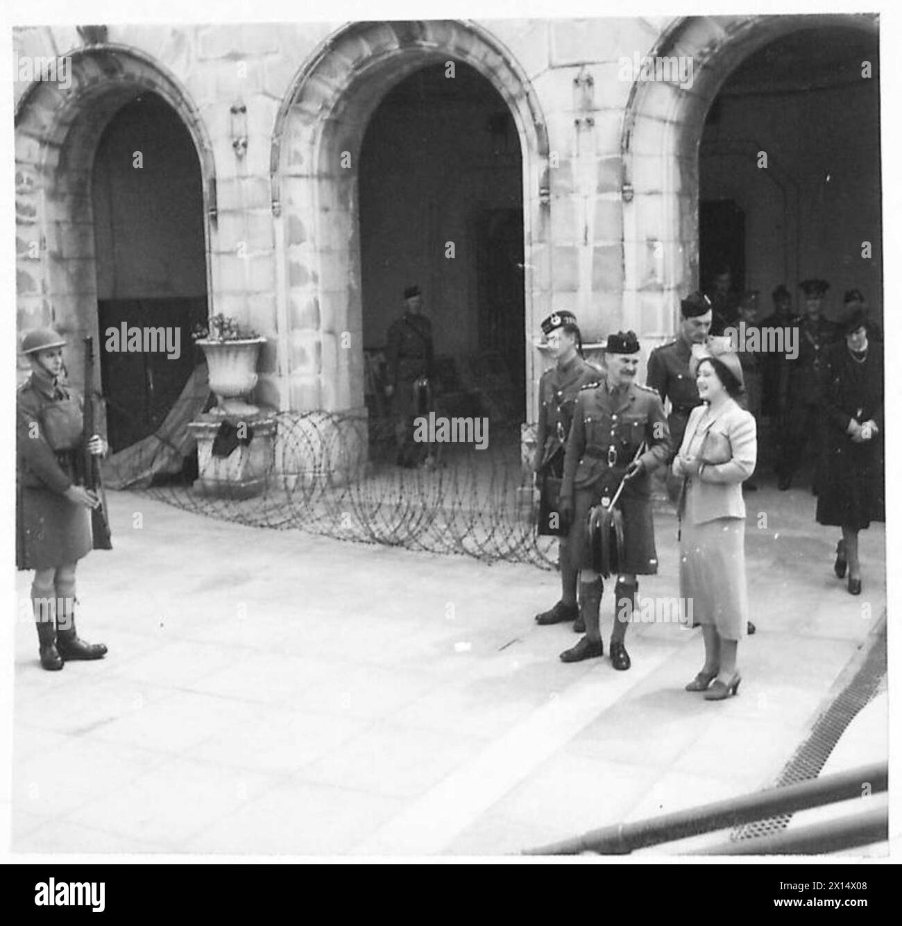 La reine observe les défenses côtières le long du front de mer tout en visitant le London Scottish Regiment. Banque D'Images La reine observe les défenses côtières le long du front de mer tout en visitant le London Scottish Regiment. Banque D'Images