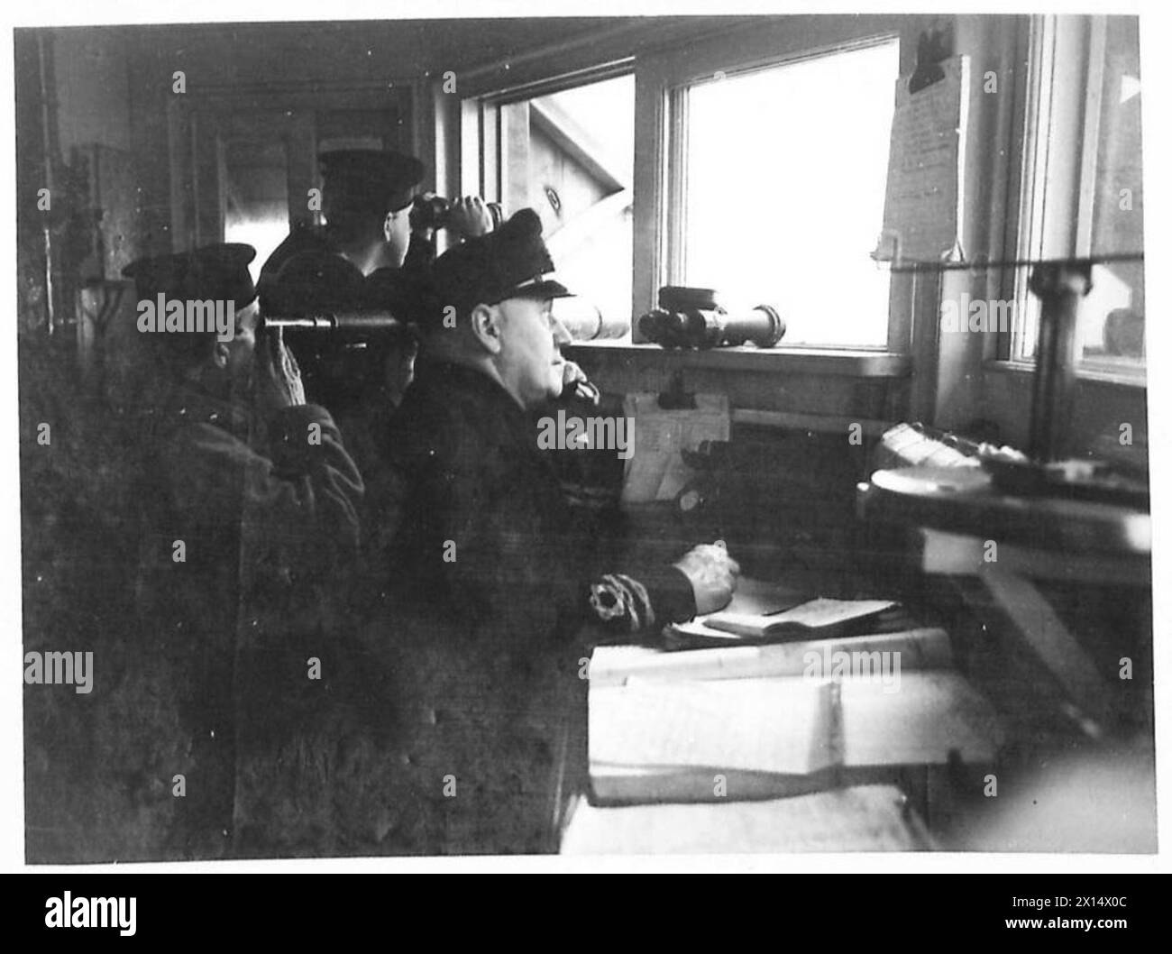 Un guet naval de l'armée britannique observe l'activité maritime le long du front de mer pendant la seconde Guerre mondiale Banque D'Images Un guet naval de l'armée britannique observe l'activité maritime le long du front de mer pendant la seconde Guerre mondiale Banque D'Images