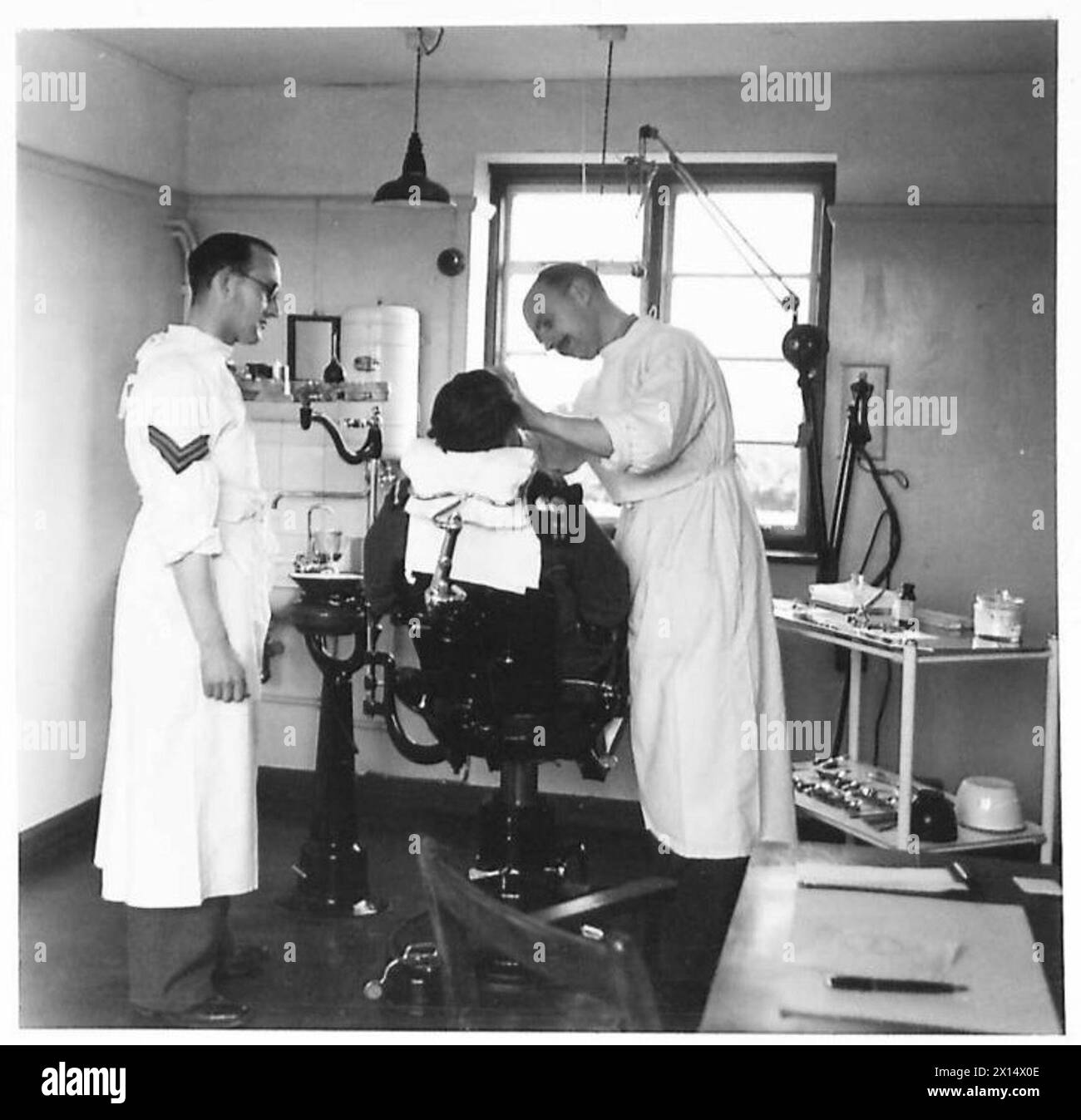 Un soldat reçoit des soins de l'équipement dentaire moderne de l'armée dans un centre dentaire où les dentistes de l'armée fournissent des soins aux troupes, l'armée britannique. Banque D'Images Un soldat reçoit des soins de l'équipement dentaire moderne de l'armée dans un centre dentaire où les dentistes de l'armée fournissent des soins aux troupes, l'armée britannique. Banque D'Images