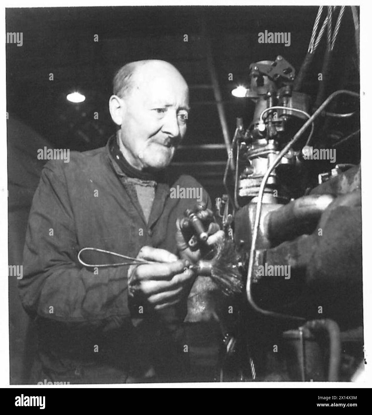 M. C.H. James de Hilsea, Portsmouth, est revenu de sa retraite pour travailler dans les ateliers R.E.M.E. de l'armée britannique, apportant des compétences expérimentées. Banque D'Images