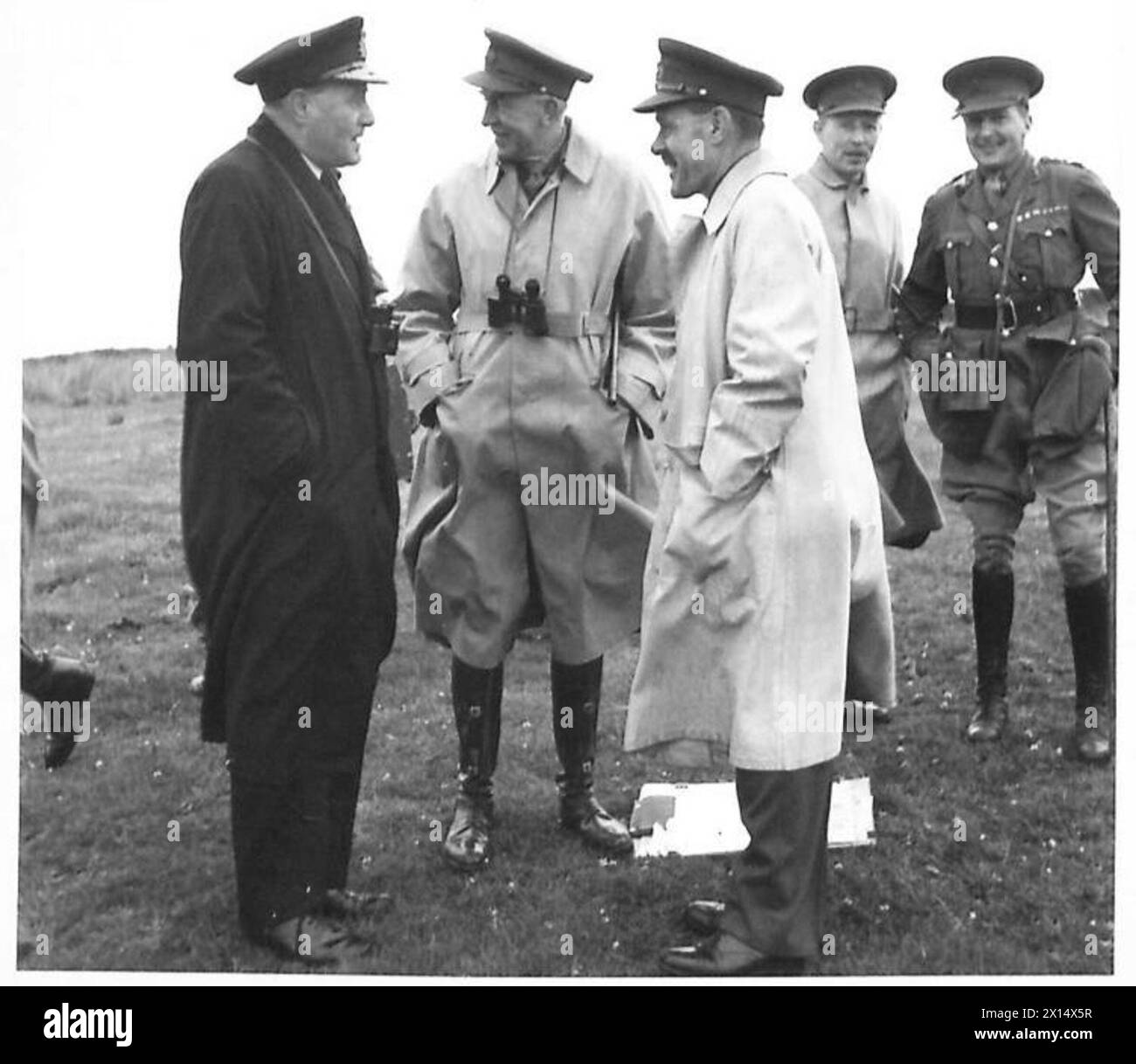 EXERCICE COMBINÉ BRITANNIQUE ET AMÉRICAIN - de gauche à droite : - Lire amiral R.M. King, DSO., )officier du pavillon Belfast)., Lt.Gon. H.E. Franklyn, CB.,DSO.,MC., (GOC BTNI)., Lt.Gen. G. le Q. Martel (commandant RAC) vu lors de l'exercice 'Atlantic' British Army Banque D'Images