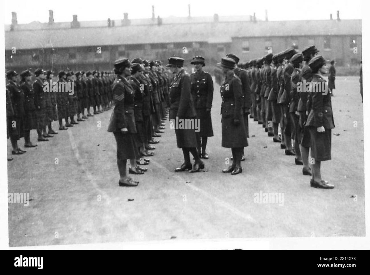Dame Helen Gwynne-Vaughan inspecte les membres du Service territorial auxiliaire (ATS) à la caserne de Hounslow, observant la formation et les opérations. Banque D'Images