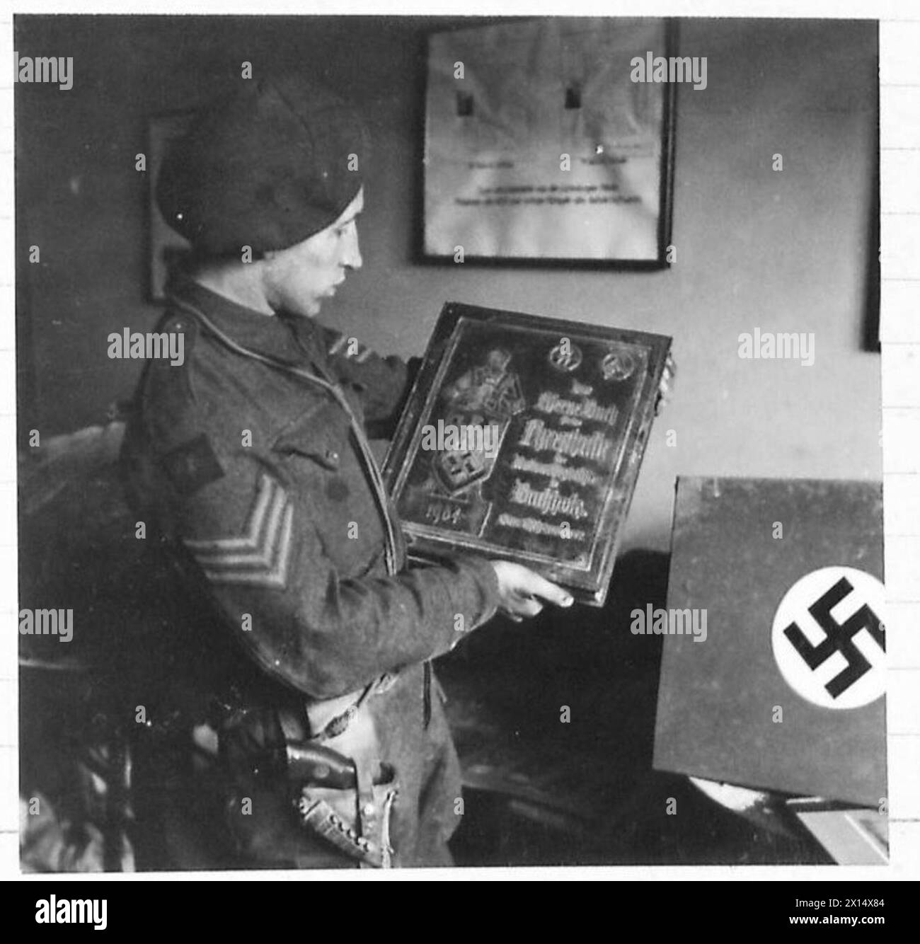Le livre nazi de Buchholz a été documenté pendant la campagne de l'armée britannique dans le Nord-Ouest de l'Europe, 1944-45. Banque D'Images