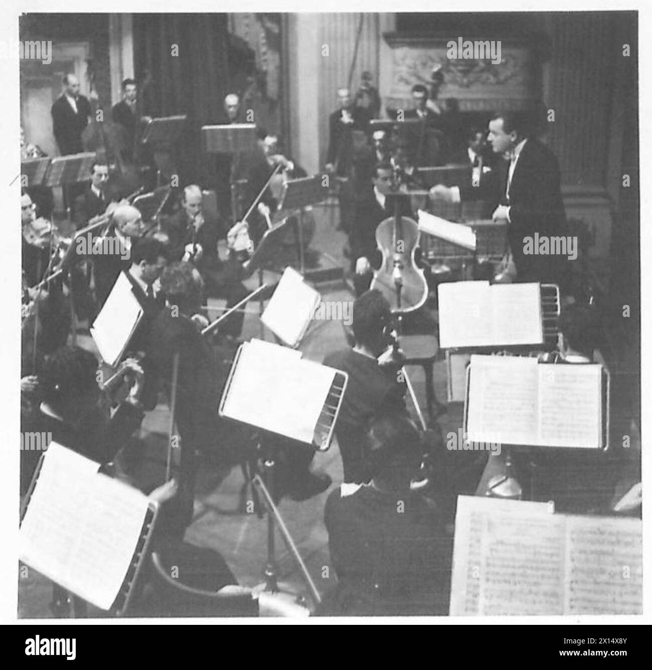 Constant Lambert, chef d'orchestre, compositeur et critique britannique, dirige l'Orchestre symphonique de la radio de Rome au Théâtre Argentina à Rome lors d'un programme pour les membres de H.M. Forces. Banque D'Images