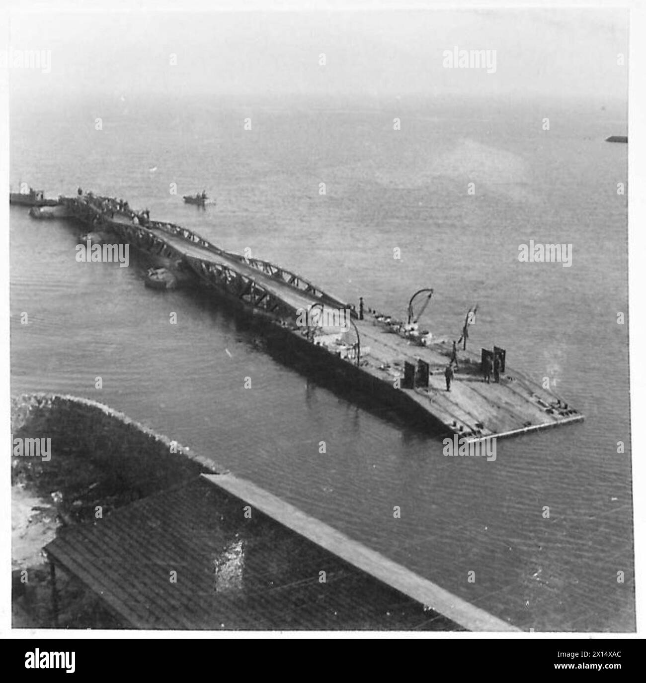 Atterrissage d'une rampe de flotteurs à terre sur une plage montrant les positions et l'équipement utilisés pendant l'opération militaire d'atterrissage. Banque D'Images