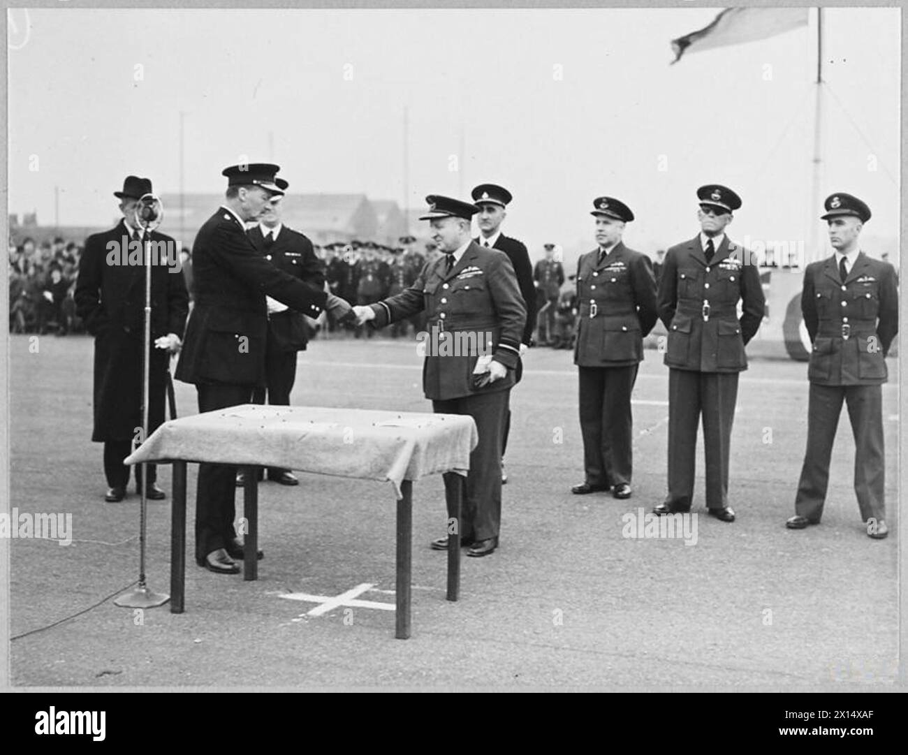 La police du Lancashire remet des chèques totalisant 150 000 £ pour trois Spitfire au vice-maréchal de l'air L.W. Hollinghurst au nom du Special Constabulary and Warden's Service en 1943. Banque D'Images