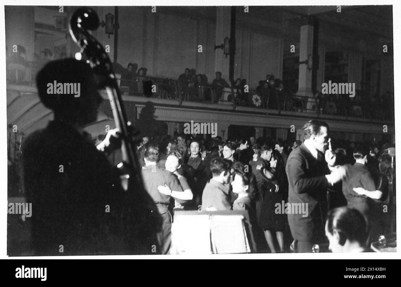 Deux groupes, dont Ivon de Bie et son Fourteen Swing, se produisent en uniformes bleus au 21 Dance Club de Bruxelles pour les danseurs pendant la présence de l'armée britannique. Banque D'Images