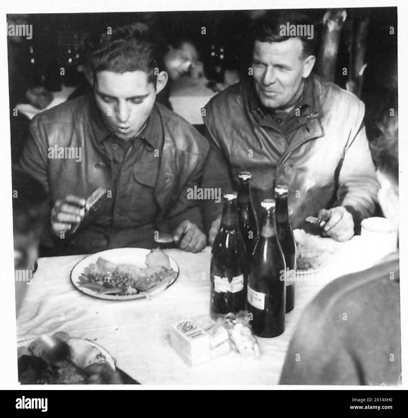 Les soldats britanniques du 21e groupe d'armées dînent le jour de Noël en Allemagne pendant les opérations de la seconde Guerre mondiale. Banque D'Images
