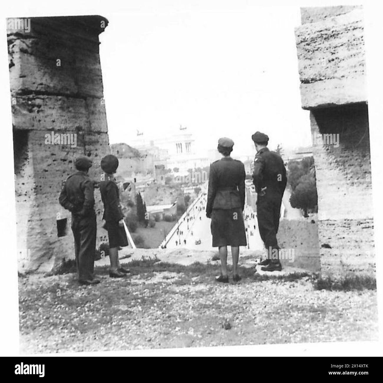 Les membres de l'American Field Service avec la 8e armée observent Rome depuis le Colisée, en regardant vers le mémorial Victor Emmanuel. Banque D'Images