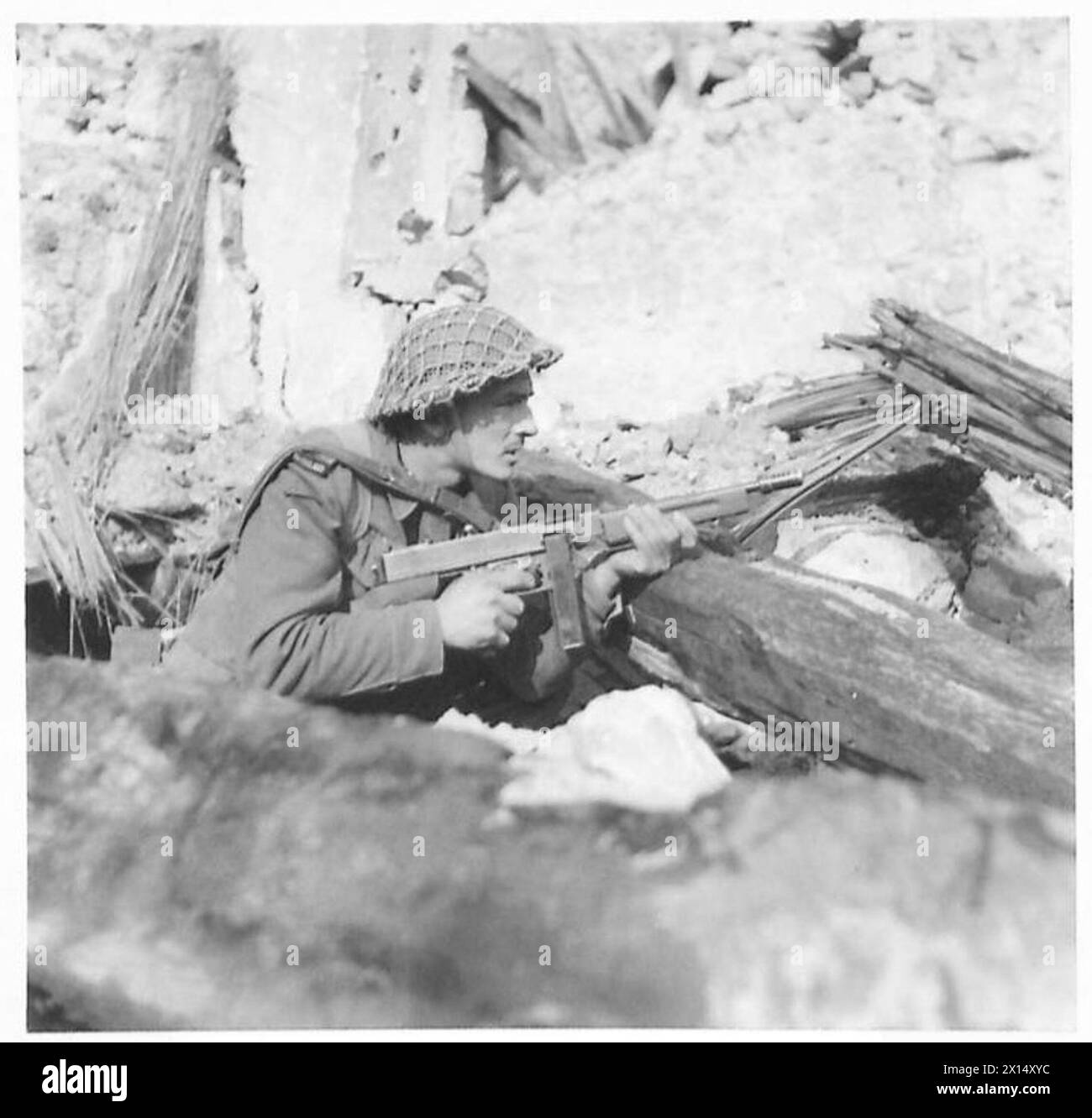 Le Cpl Bartlett prend ses nouvelles fonctions à Cassino avec un canon tommy prêt à être utilisé dans le cadre des opérations de la Cinquième Armée. Banque D'Images