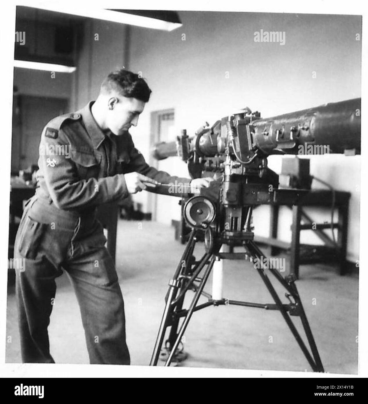 LES ACTIVITÉS DU ROYAL ELECTRICAL AND MECHANICAL ENGINEERS - l'artisan Snell de Chester réparait des instruments dans une raffinerie de pétrole avant de rejoindre le Royal Army Ordnance corps. Maintenant, il fait le travail important de tester et de réparer les télémètres (et autres) pour l'A.A British Army Banque D'Images