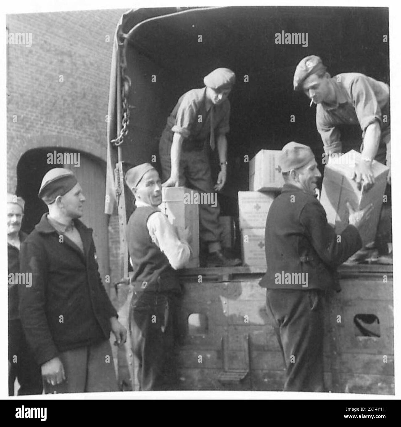 Le lieutenant B.M. Richardson et le caporal S. Cox livrent des colis de la Croix-Rouge aux esclaves yougoslaves en attente de rapatriement dans le nord-ouest de l'Allemagne, avec l'aide du 21e groupe d'armées britannique. Banque D'Images