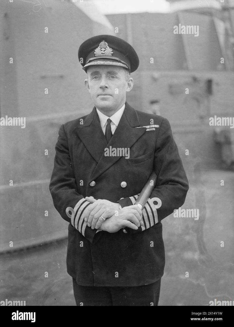 En 1940, le HMS Bonaventure, un croiseur léger de classe Dido, est photographié à bord avec le capitaine E. J. Egerton, RN. Banque D'Images