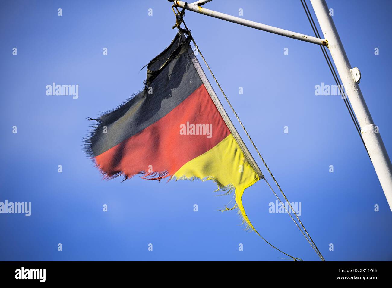 Drapeau allemand en lambeaux dans le vent, crise, inflation, récession Banque D'Images