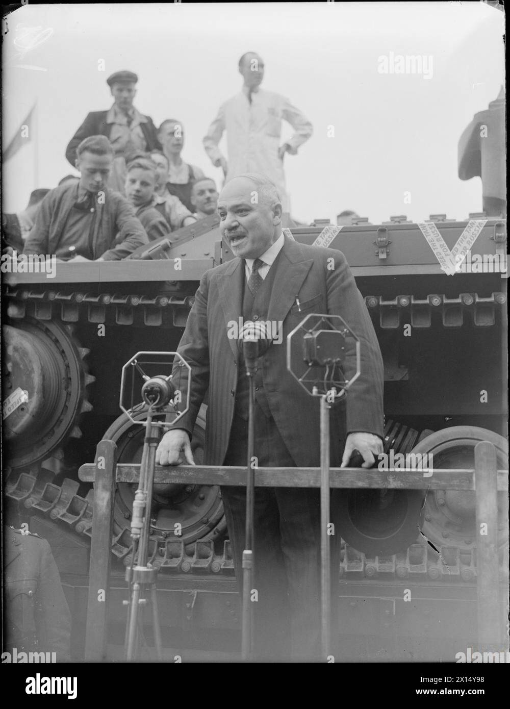 L'ambassadeur russe Ivan Maisky s'adresse aux travailleurs de l'usine de chars de Smethwick en 1941 pendant la semaine "chars pour la Russie" ; un char de Saint-Valentin produit est visible. Banque D'Images