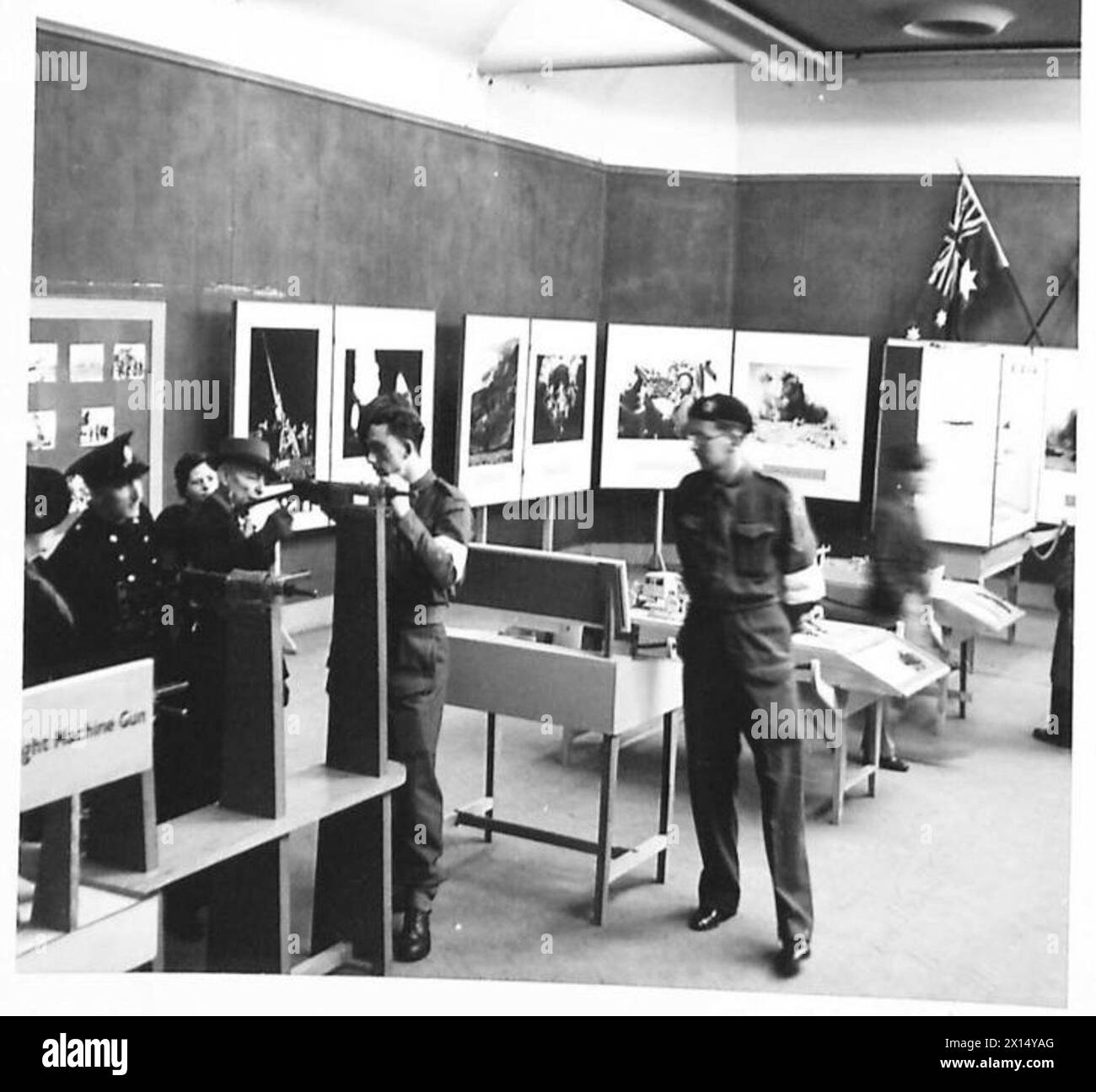 Des instructeurs de l'armée démontrent le mécanisme d'un pistolet Sten aux visiteurs de l'exposition de l'armée de Southampton, dans l'armée britannique. Négatif photographique. Banque D'Images